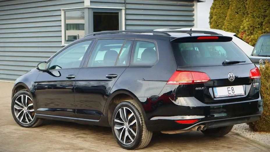 VOLKSWAGEN Golf -
