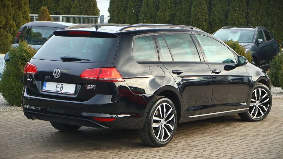 VOLKSWAGEN Golf -