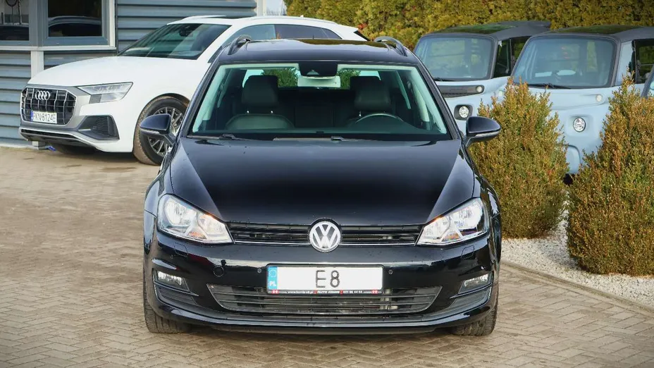 VOLKSWAGEN Golf -