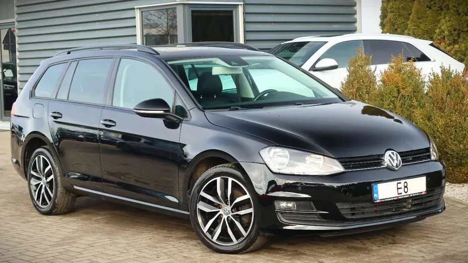 VOLKSWAGEN Golf -