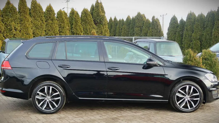 VOLKSWAGEN Golf -