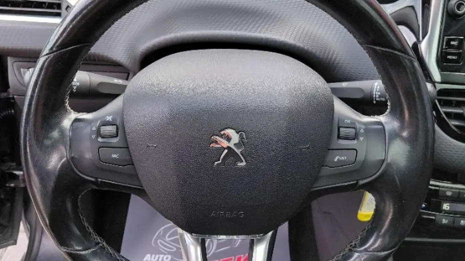 PEUGEOT 208 -