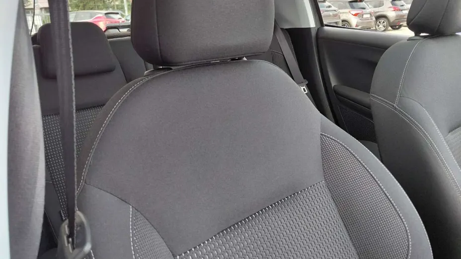 PEUGEOT 208 -