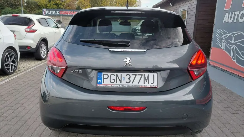 PEUGEOT 208 -