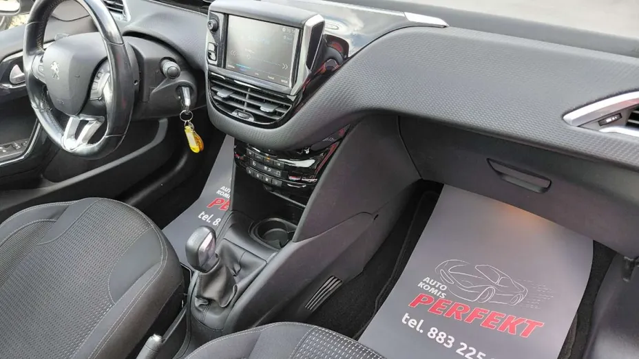 PEUGEOT 208 -