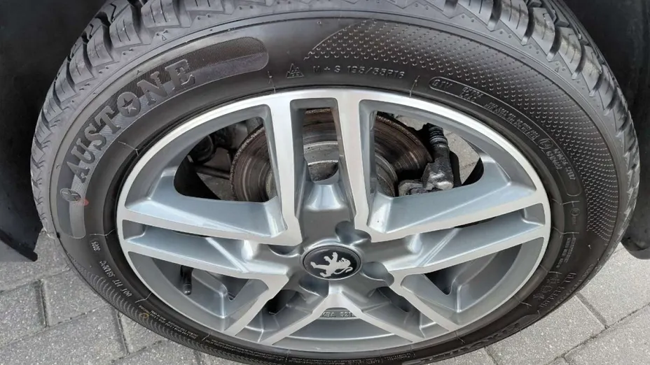 PEUGEOT 208 -