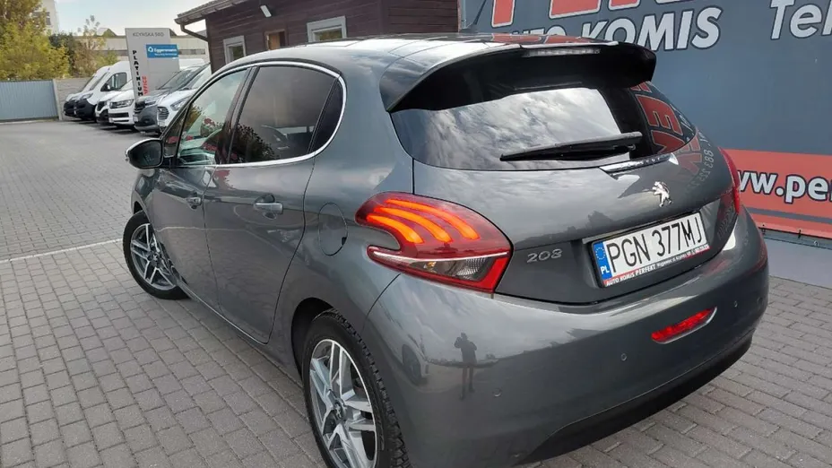 PEUGEOT 208 -