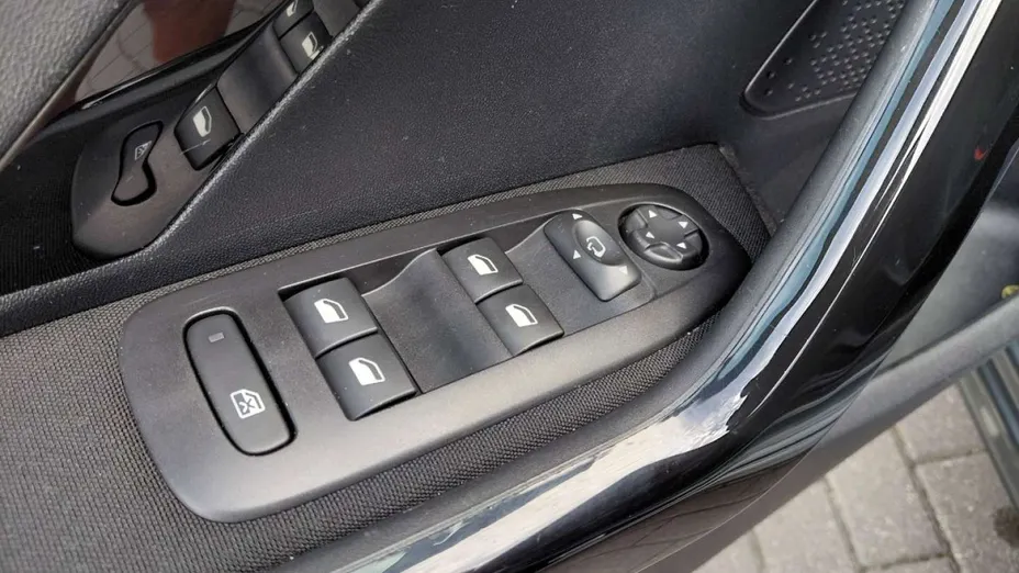 PEUGEOT 208 -