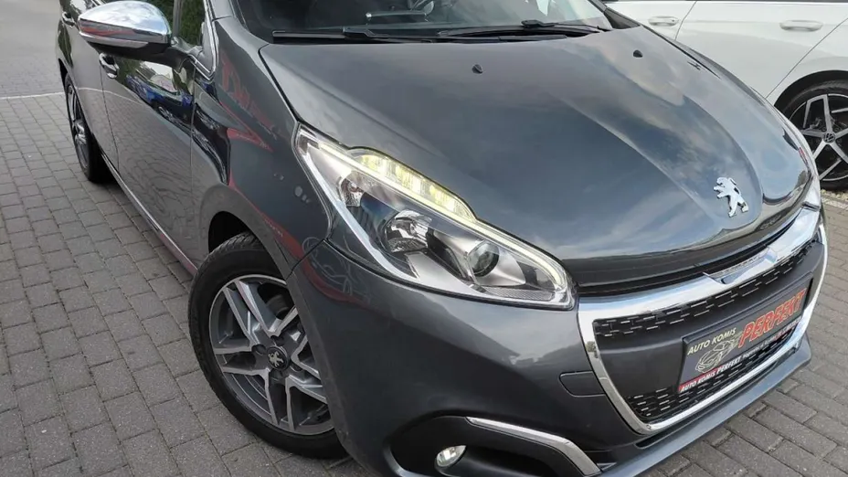 PEUGEOT 208 -