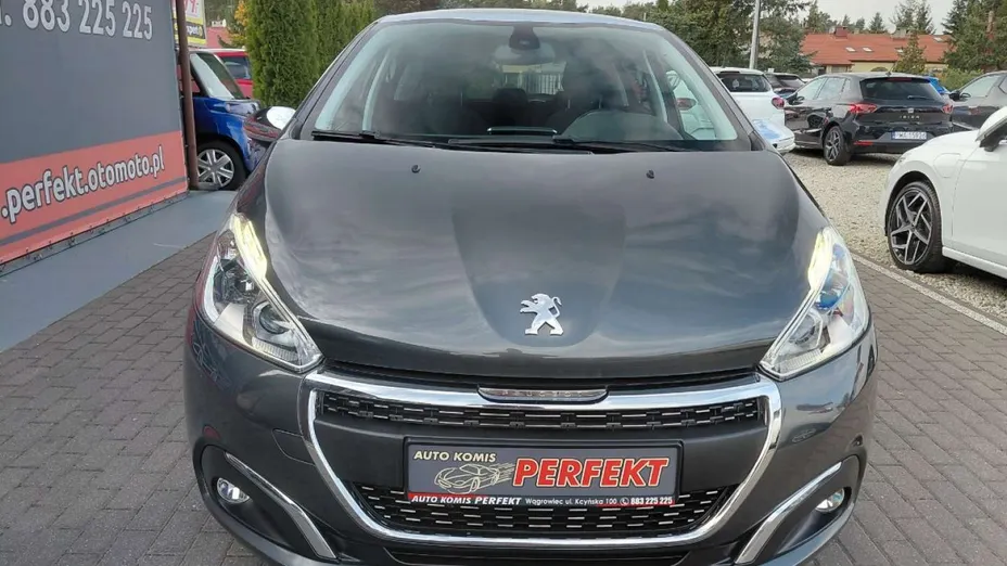 PEUGEOT 208 -