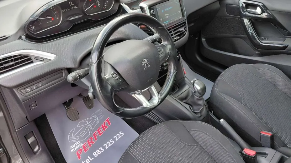 PEUGEOT 208 -