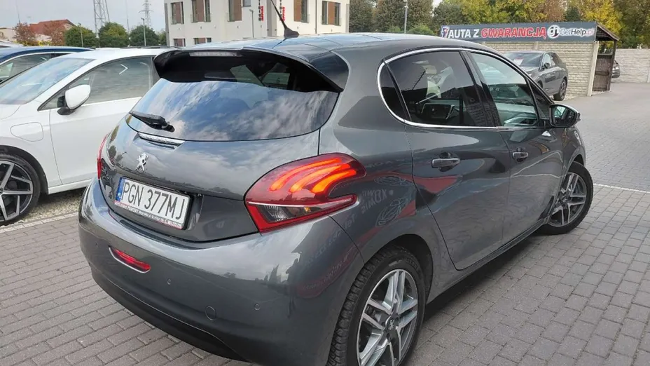 PEUGEOT 208 -