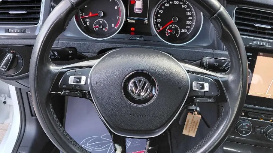 VOLKSWAGEN Golf -