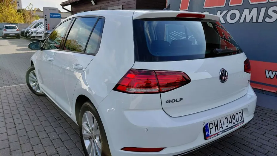 VOLKSWAGEN Golf -