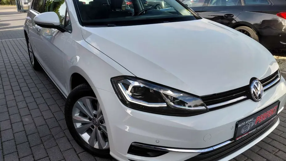 VOLKSWAGEN Golf -