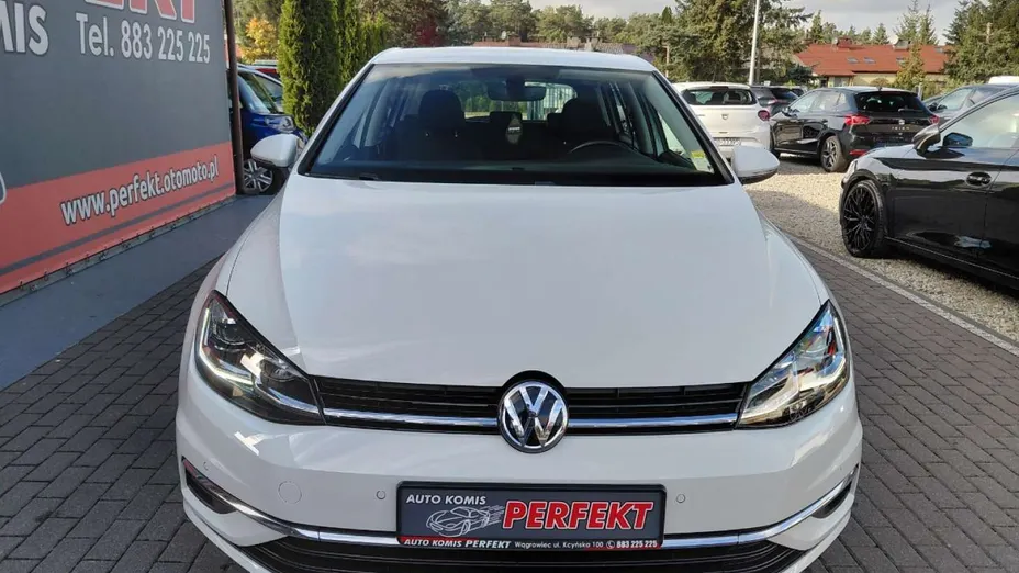 VOLKSWAGEN Golf -