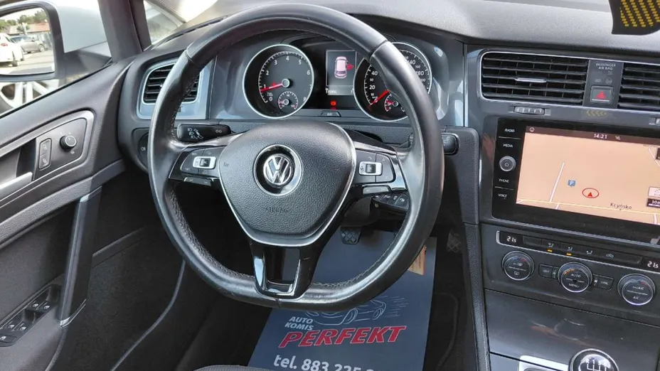 VOLKSWAGEN Golf -