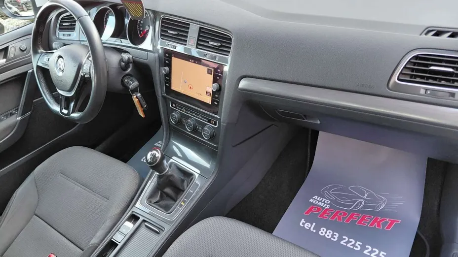 VOLKSWAGEN Golf -