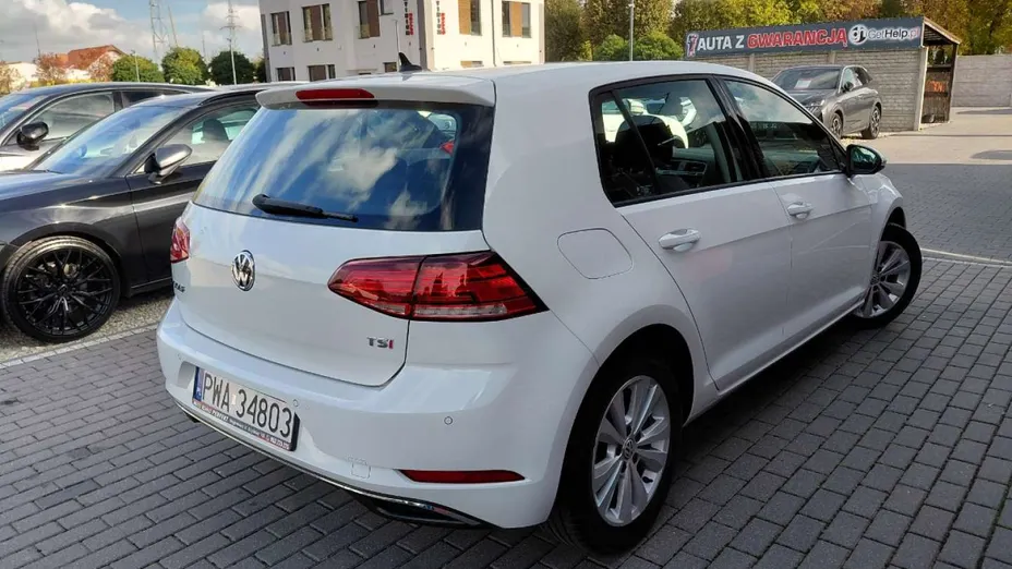 VOLKSWAGEN Golf -