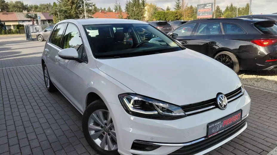VOLKSWAGEN Golf -