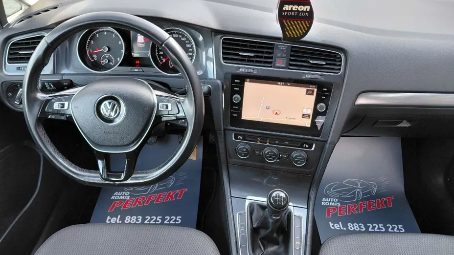 VOLKSWAGEN Golf -