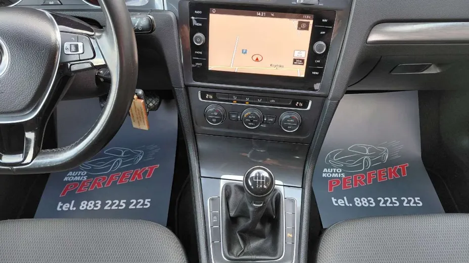 VOLKSWAGEN Golf -