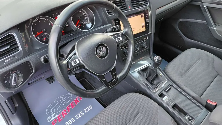 VOLKSWAGEN Golf -