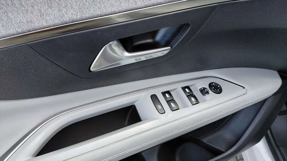 PEUGEOT 3008 -