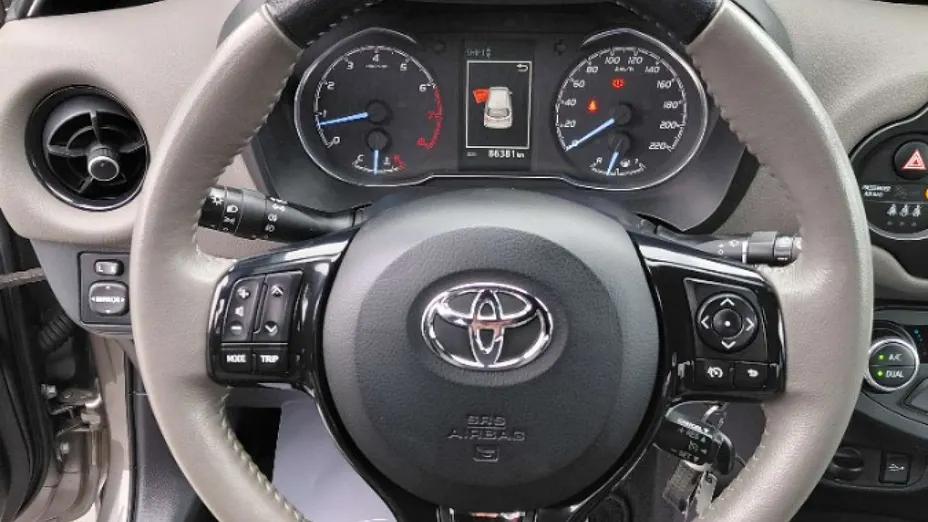 TOYOTA Yaris -