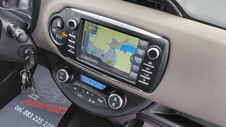 TOYOTA Yaris -