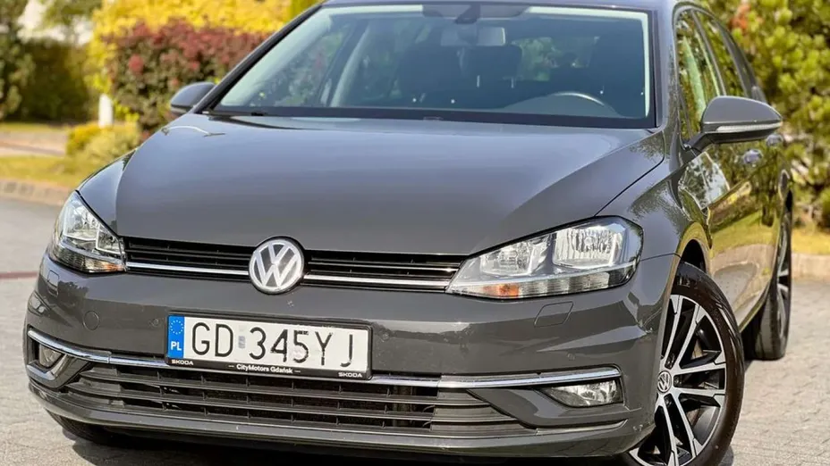 VOLKSWAGEN Golf -