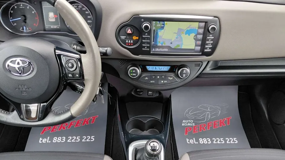 TOYOTA Yaris -