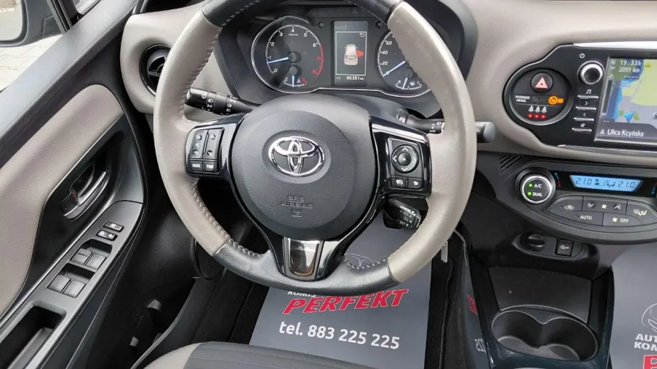 TOYOTA Yaris -