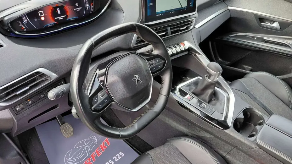 PEUGEOT 3008 -