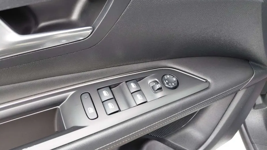 PEUGEOT 3008 -