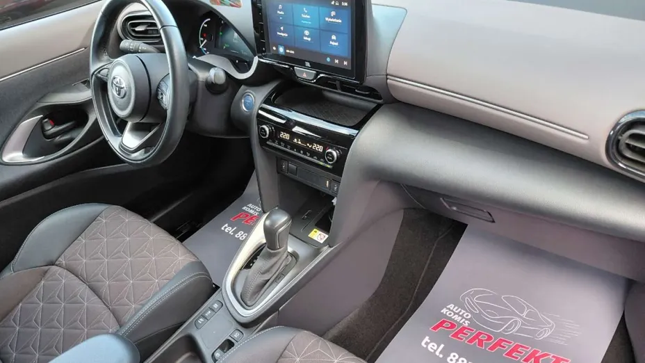 TOYOTA Yaris Cross -
