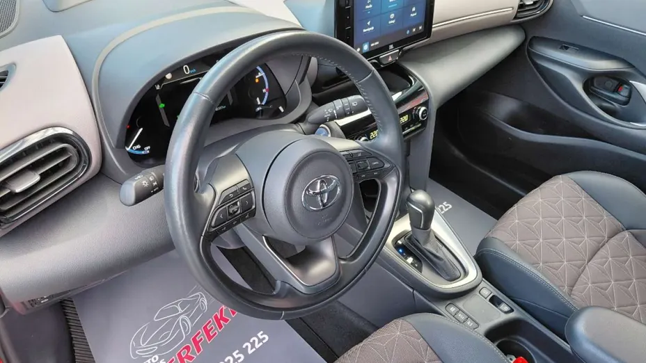 TOYOTA Yaris Cross -