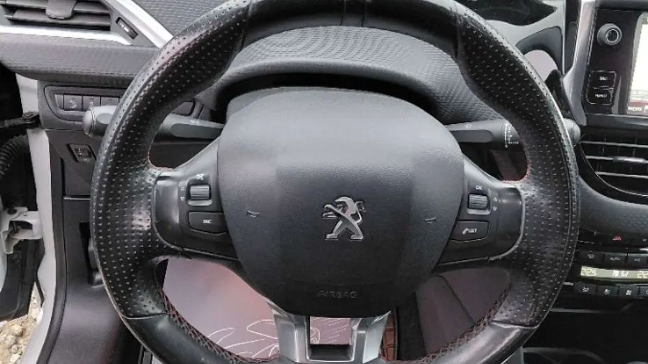 PEUGEOT 208 -