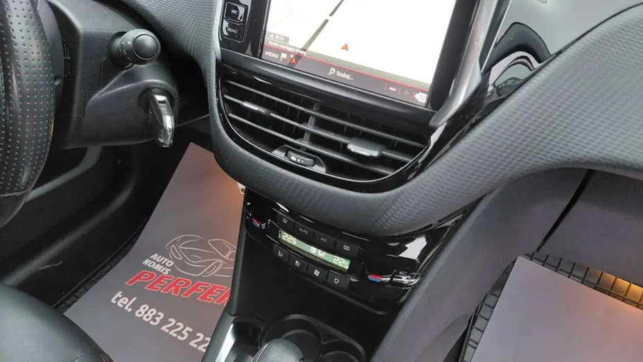 PEUGEOT 208 -