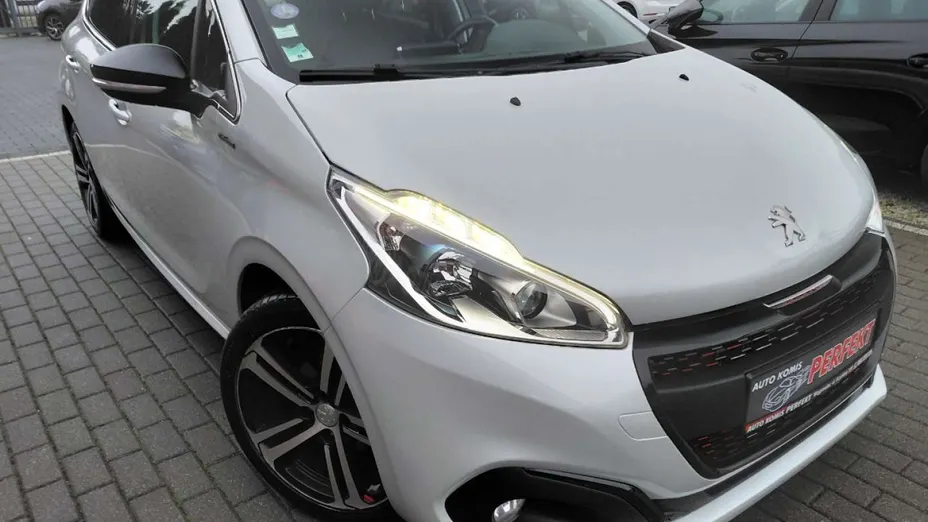 PEUGEOT 208 -