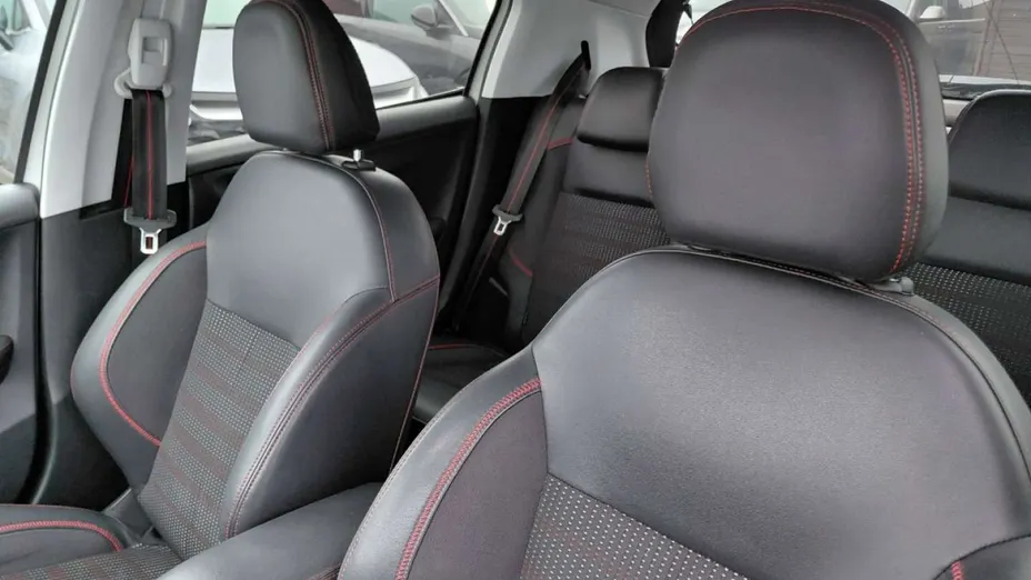 PEUGEOT 208 -