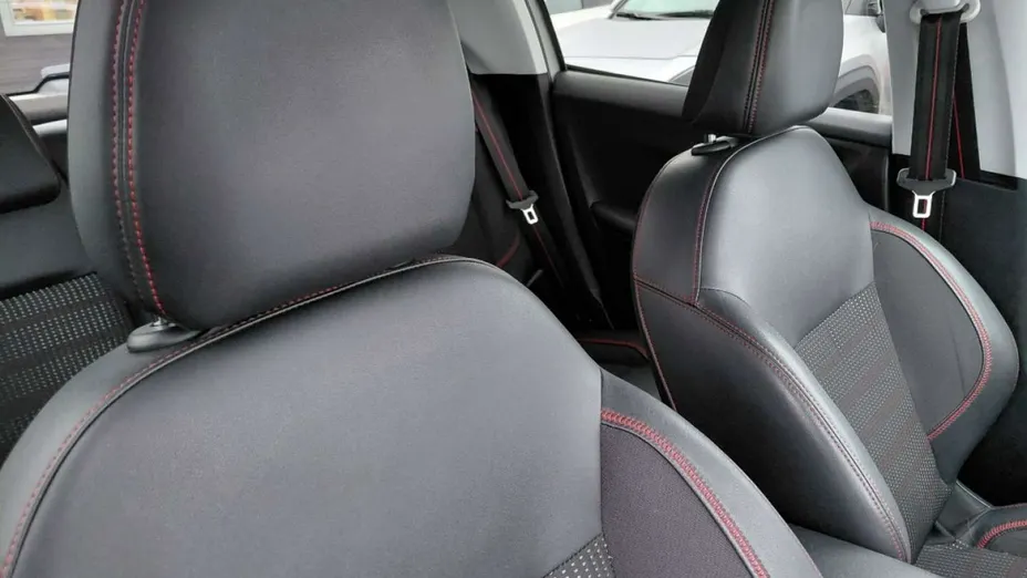PEUGEOT 208 -