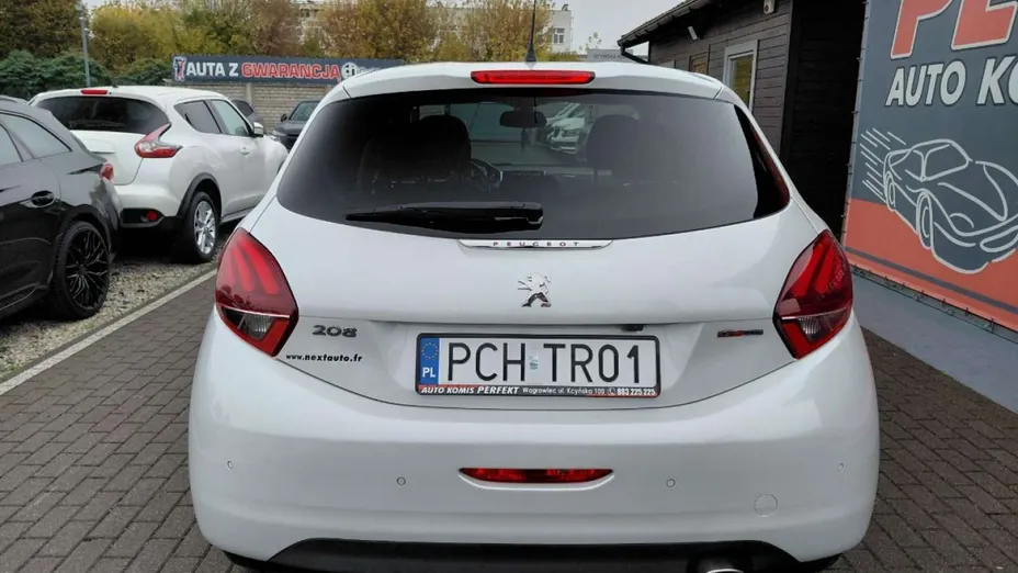 PEUGEOT 208 -