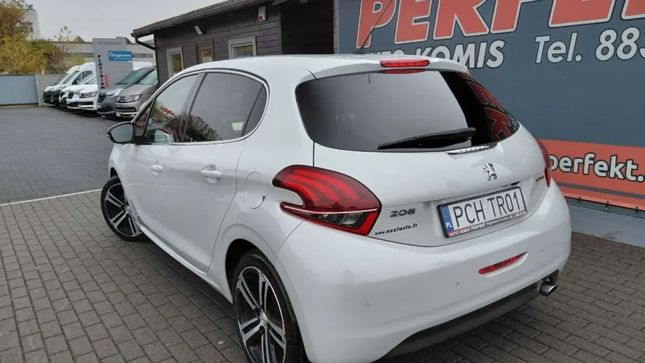 PEUGEOT 208 -