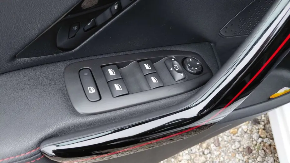 PEUGEOT 208 -