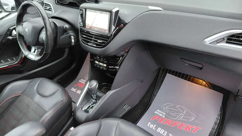 PEUGEOT 208 -