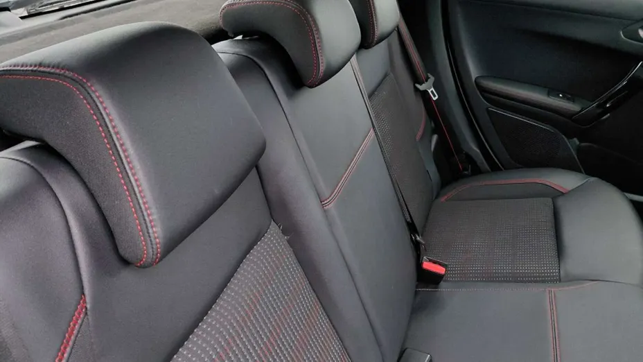 PEUGEOT 208 -