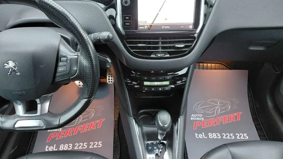 PEUGEOT 208 -