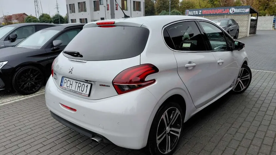 PEUGEOT 208 -