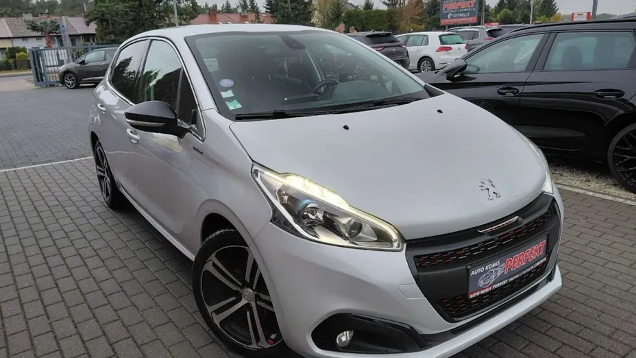 PEUGEOT 208 -